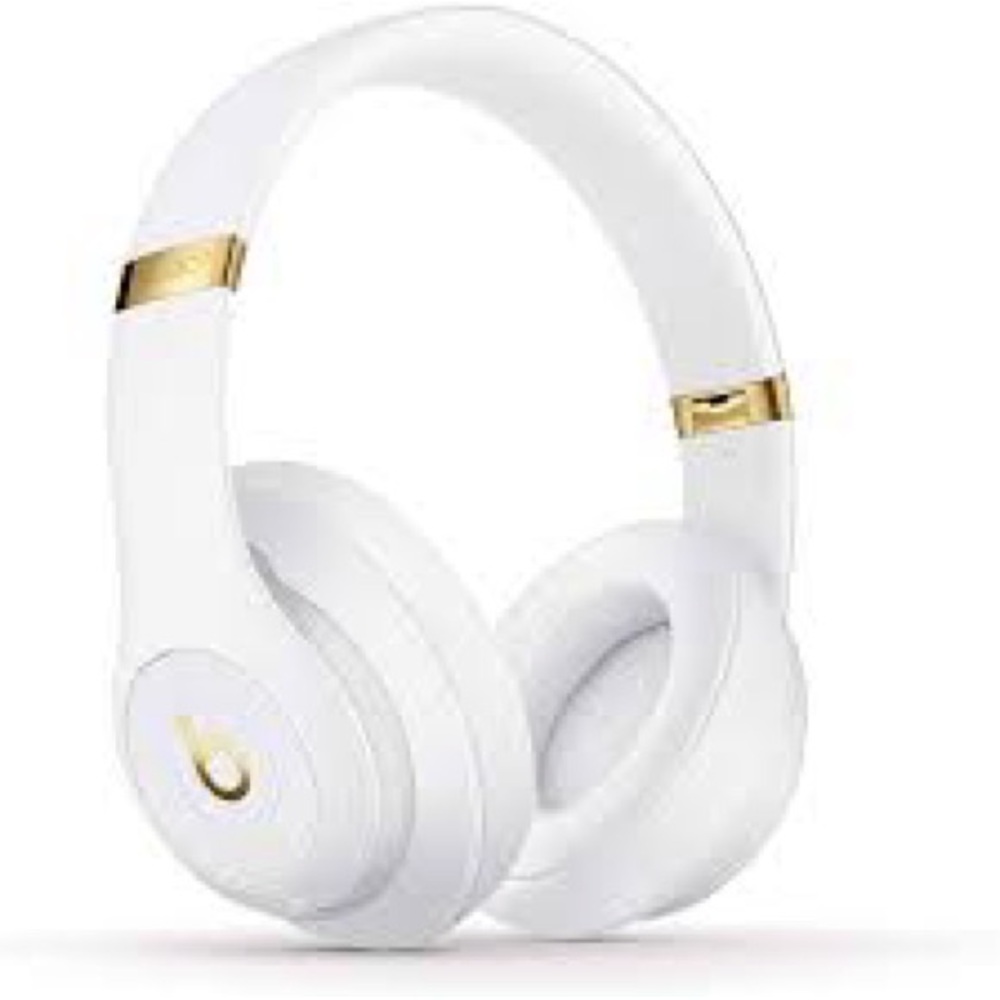 Beats Studio 3’s used but they come with everything (used for 1 week)